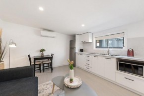 Comfy Studio near Racecourse, Dining & CBD Trains